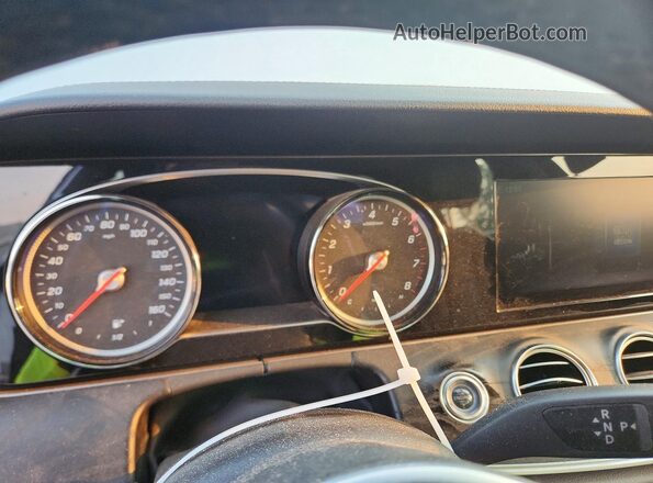 WDDZF4KB9KA562784 2019 MERCEDES-BENZ E Silver Սարքավորումների վահանակի տեսք