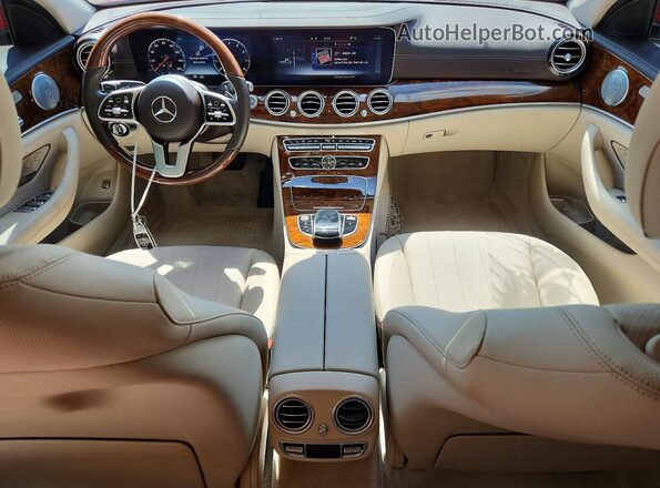 WDDZF8DB9LA704704 2020 MERCEDES-BENZ E Red Vista del salpicadero