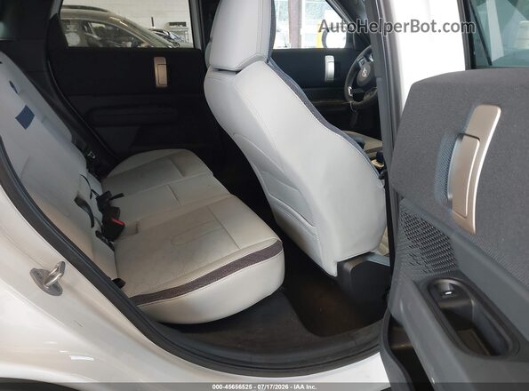 WMZ23GA00T7V31038 2026 MINI COUNTRYMAN White Widok naklejki z numerem VIN