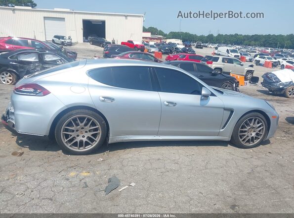 WP0AA2A77GL007562 2016 PORSCHE PANAMERA Серебряный Вид задней части салона