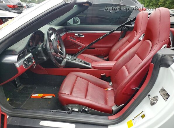 WP0CA2A90JS138078 2018 PORSCHE 911 White Front interior view