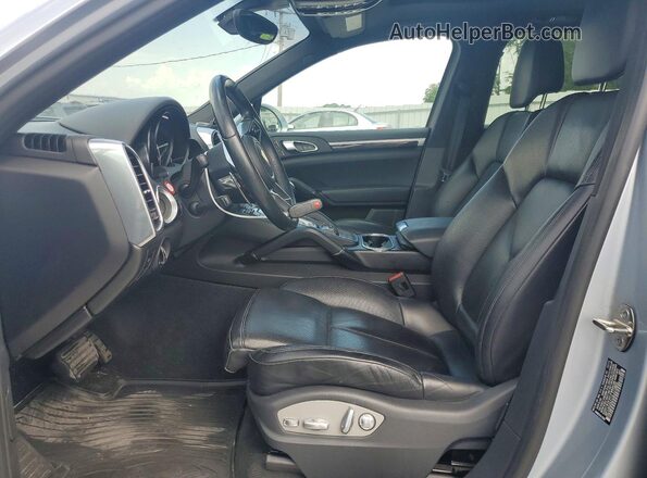 WP1AA2A21GLA10895 2016 PORSCHE CAYENNE Серебряный Вид салона спереди