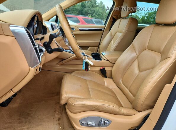 WP1AA2A21HKA85751 2017 PORSCHE CAYENNE Белый Вид салона спереди