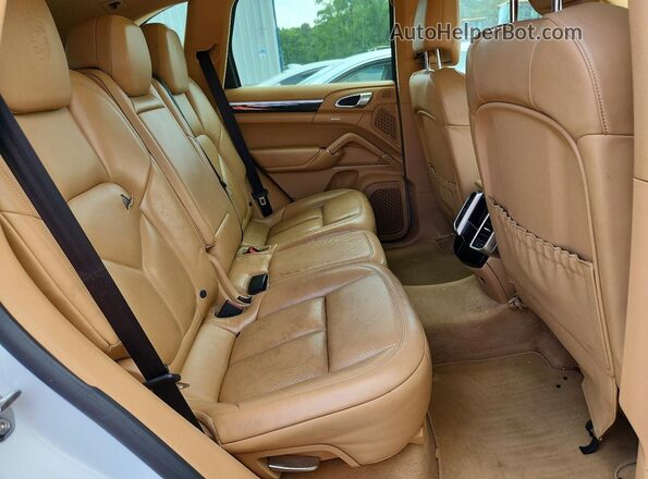 WP1AA2A21HKA85751 2017 PORSCHE CAYENNE Белый Вид задней части салона