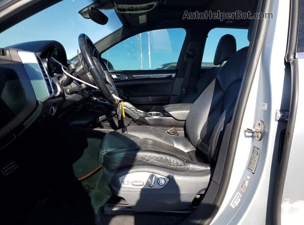 WP1AA2A25GLA04887 2016 PORSCHE CAYENNE Silver Front interior view
