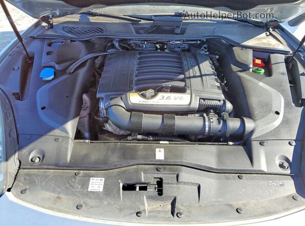 WP1AA2A25GLA04887 2016 PORSCHE CAYENNE Silver Engine compartment view