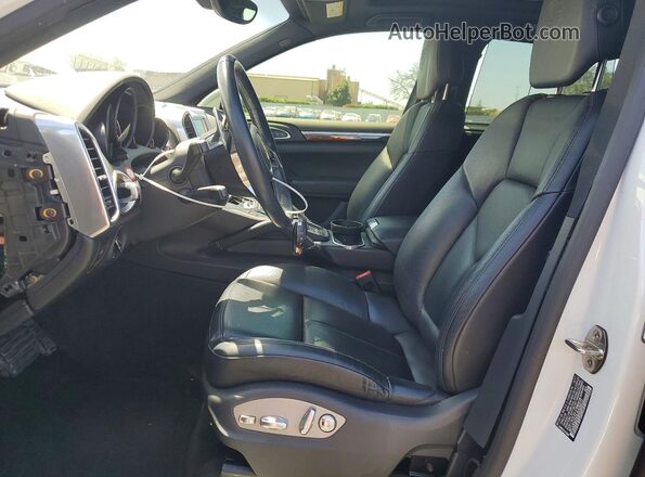WP1AA2A26JKA06970 2018 PORSCHE CAYENNE Белый Вид салона спереди