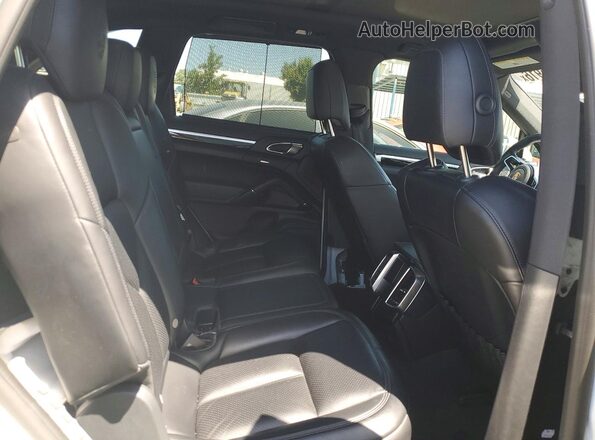 WP1AA2A26JKA06970 2018 PORSCHE CAYENNE Белый Вид задней части салона