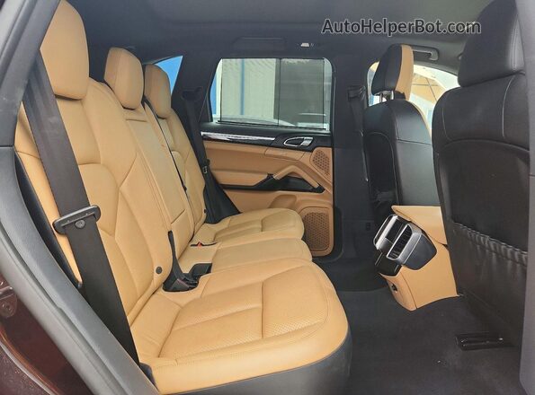 WP1AA2A29GKA13484 2016 PORSCHE CAYENNE Burgundy Widok wnętrza z tyłu