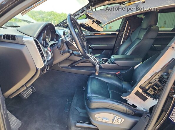 WP1AA2A29HKA80782 2017 PORSCHE CAYENNE Черный Вид салона спереди