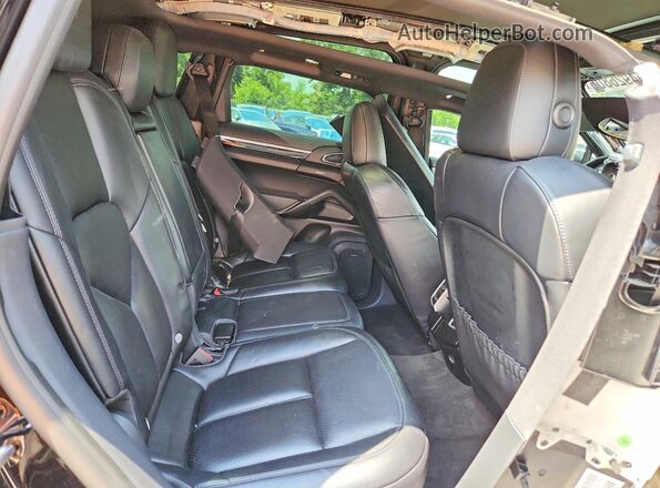 WP1AA2A29HKA80782 2017 PORSCHE CAYENNE Черный Вид задней части салона