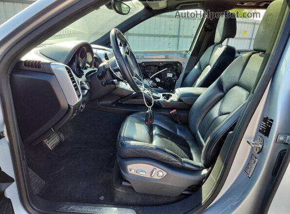 WP1AA2A2XHKA86591 2017 PORSCHE CAYENNE Silver Вид салону спереду