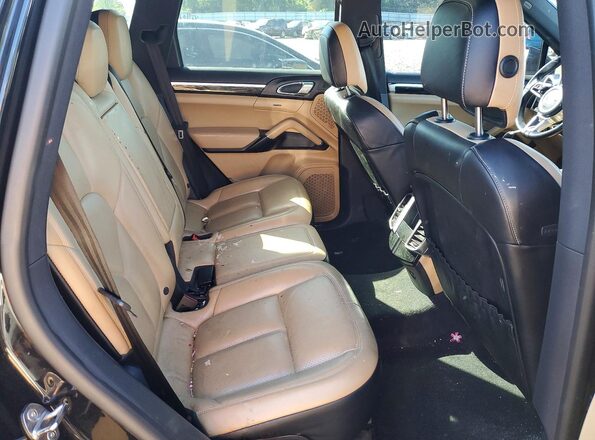 WP1AA2A2XJKA00931 2018 PORSCHE CAYENNE Black უკანა სავარძლების ხედი