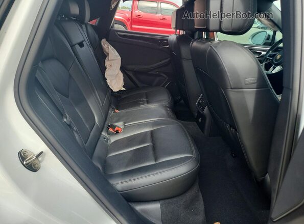WP1AA2A57JLB13062 2018 PORSCHE MACAN White Rear interior view