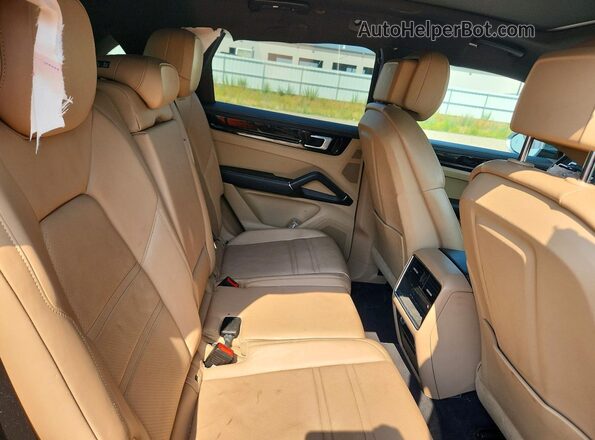 WP1AA2AY1KDA03694 2019 PORSCHE CAYENNE Silver Սալոնի հետևի տեսք