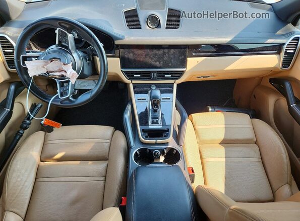 WP1AA2AY1KDA03694 2019 PORSCHE CAYENNE Silver Առջևի վահանակի տեսք