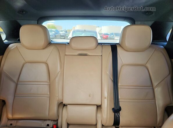 WP1AA2AY1KDA12914 2019 PORSCHE CAYENNE White Vista de los asientos traseros