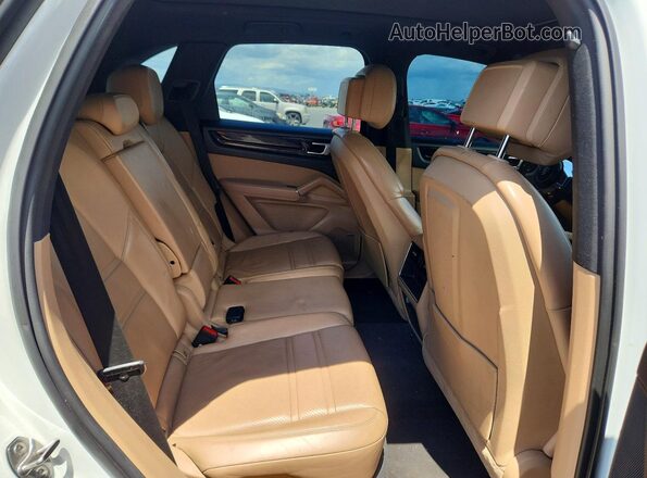 WP1AA2AY1KDA12914 2019 PORSCHE CAYENNE White Vista interior trasera