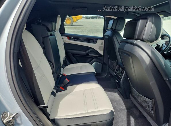 WP1AA2AY2RDA05075 2024 PORSCHE CAYENNE Серебряный Вид задней части салона
