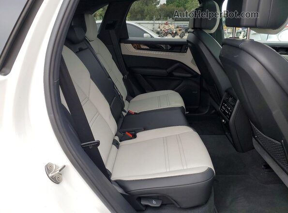 WP1AA2AY4SDA01874 2025 PORSCHE CAYENNE White Widok wnętrza z tyłu