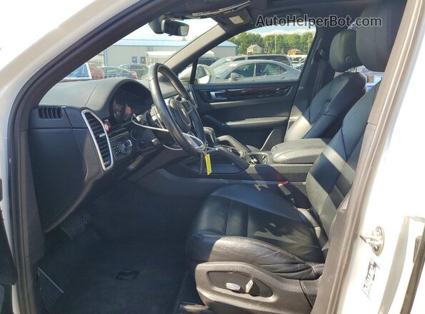 WP1AA2AY5KDA13287 2019 PORSCHE CAYENNE White Widok wnętrza z przodu