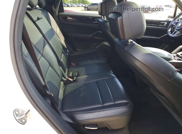 WP1AA2AY5KDA13287 2019 PORSCHE CAYENNE White Widok wnętrza z tyłu