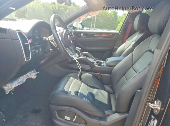 WP1AA2AY5LDA04767 2020 PORSCHE CAYENNE Черный Вид салона спереди