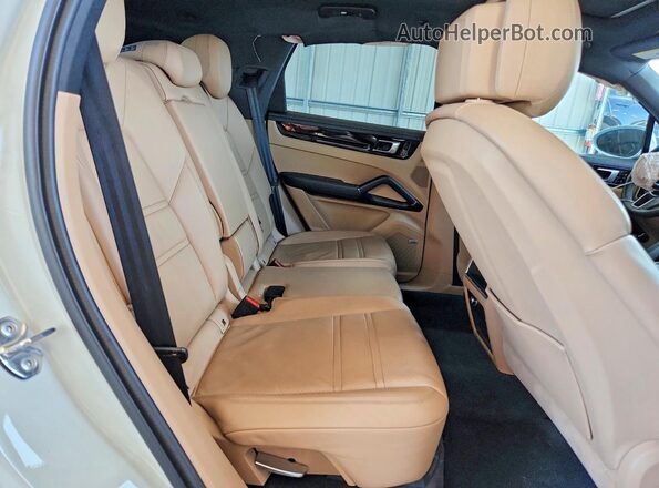 WP1AA2AY7KDA03277 2019 PORSCHE CAYENNE Белый Вид задней части салона