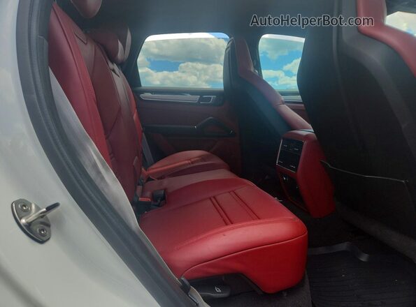 WP1AA2AY8PDA01979 2023 PORSCHE CAYENNE White Вид задньої частини салону