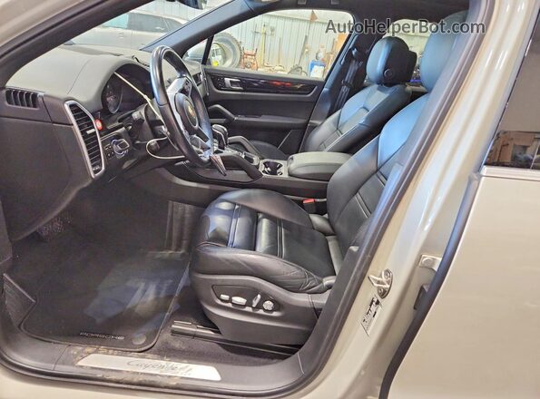 WP1AA2AY9LDA06554 2020 PORSCHE CAYENNE Cream წინა სალონის ხედი