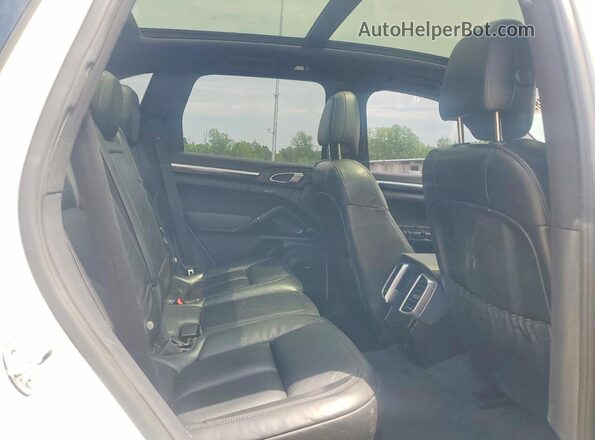 WP1AB2A21GLA96576 2016 PORSCHE CAYENNE White Widok wnętrza z tyłu