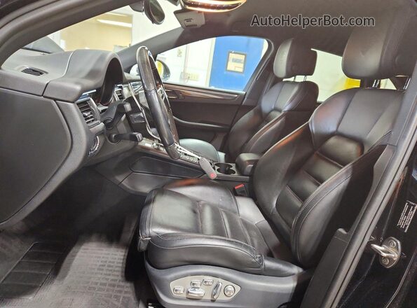 WP1AB2A51GLB46631 2016 PORSCHE MACAN Black Вид салону спереду