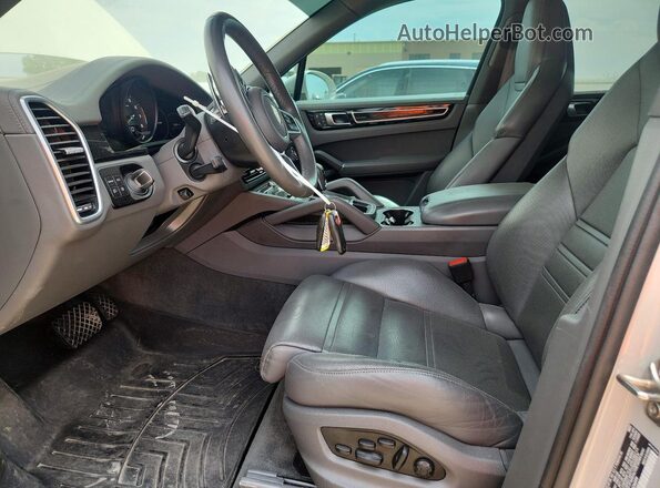 WP1AE2AY0NDA26599 2022 PORSCHE CAYENNE White Widok wnętrza z przodu