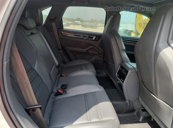 WP1AE2AY0NDA26599 2022 PORSCHE CAYENNE White Widok wnętrza z tyłu