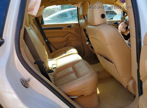 WP1AF2A21GLA40335 2016 PORSCHE CAYENNE White Widok tylnych siedzeń