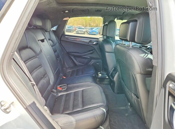 WP1AF2A54HLB60822 2017 PORSCHE MACAN White Вид задньої частини салону