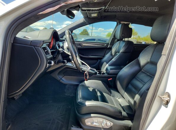 WP1AF2A54HLB60822 2017 PORSCHE MACAN White Вид салону спереду
