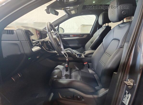 WP1AL2AY8TDA15921 2026 PORSCHE CAYENNE Gray წინა სალონის ხედი