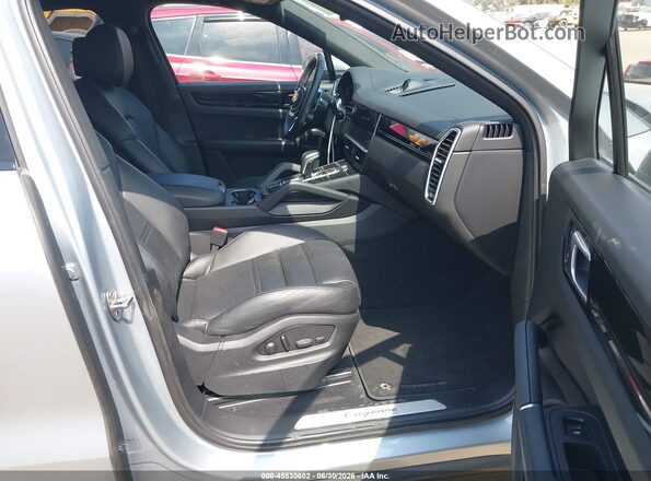WP1BE2AY8NDA51058 2022 PORSCHE CAYENNE Gray Front interior view