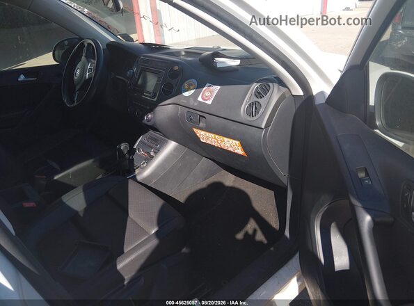 WVGAV7AX1HK009098 2017 VOLKSWAGEN TIGUAN White წინა სალონის ხედი