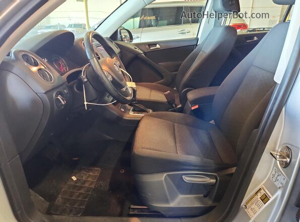 WVGAV7AX3JK001395 2018 VOLKSWAGEN TIGUAN Серебряный Вид салона спереди
