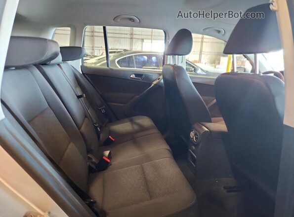 WVGAV7AX3JK001395 2018 VOLKSWAGEN TIGUAN Серебряный Вид задней части салона