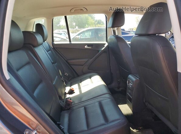 WVGAV7AX4GW612389 2016 VOLKSWAGEN TIGUAN Серый Вид задней части салона