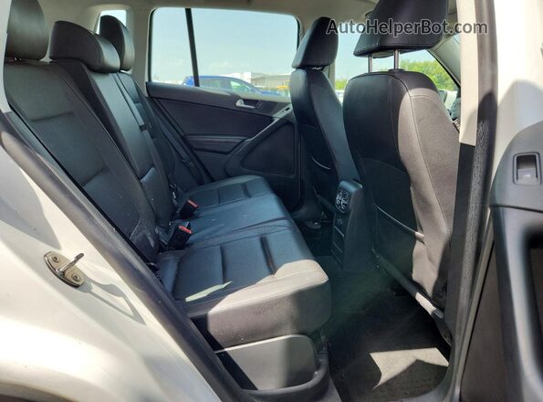 WVGAV7AX4HW513010 2017 VOLKSWAGEN TIGUAN White Widok wnętrza z tyłu