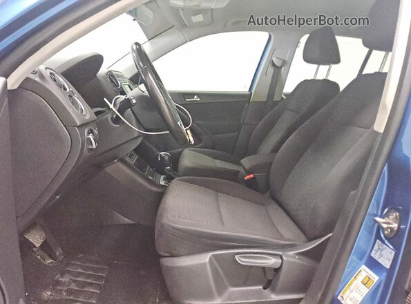 WVGAV7AX4JK000045 2018 VOLKSWAGEN TIGUAN Синий Вид салона спереди