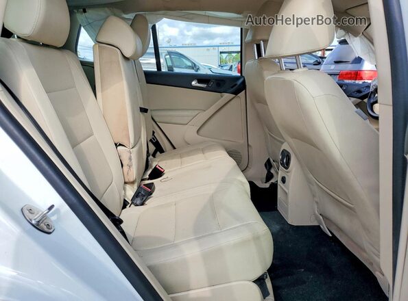 WVGAV7AX5HK034408 2017 VOLKSWAGEN TIGUAN White Rear interior view