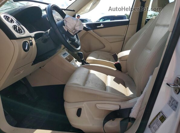 WVGAV7AX5HK034408 2017 VOLKSWAGEN TIGUAN White Front interior view
