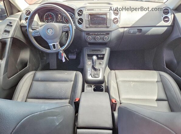 WVGAV7AX6HK030240 2017 VOLKSWAGEN TIGUAN Gray Widok deski rozdzielczej