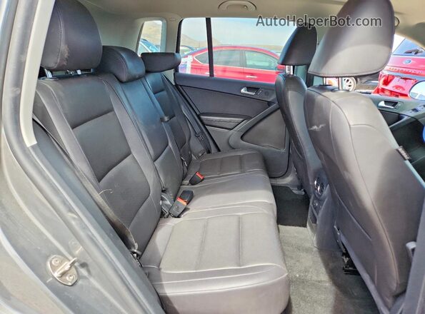 WVGAV7AX6HK030240 2017 VOLKSWAGEN TIGUAN Gray Widok tylnych siedzeń