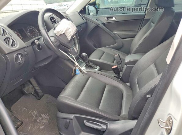 WVGAV7AX7HK004164 2017 VOLKSWAGEN TIGUAN White წინა სალონის ხედი